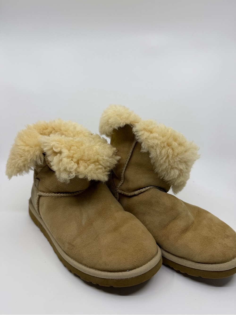 UGG Australia Bailey Button 5803 Chestnut Sheepskin Boots Women’s 6
